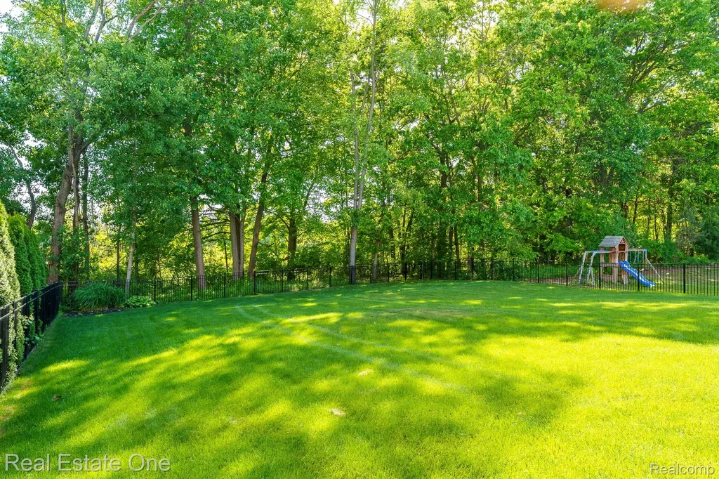 442 Ridgewood Drive S Brandon Charter Township MI 48462