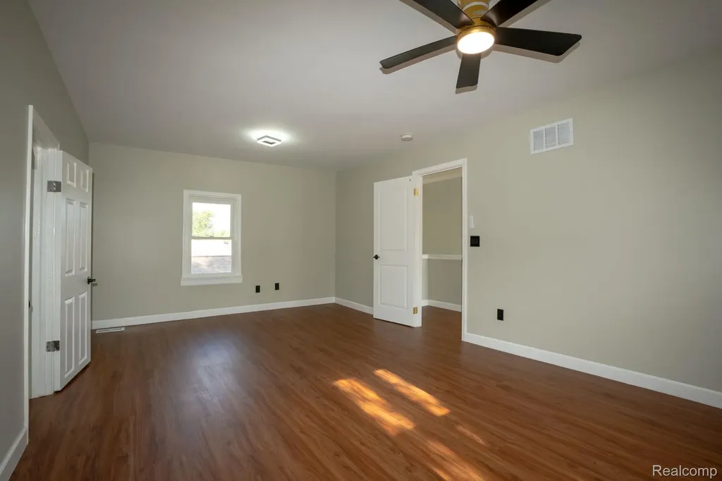 8726 Ford Avenue Warren City MI 48089