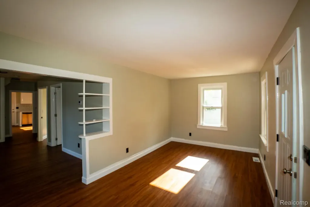 8726 Ford Avenue Warren City MI 48089
