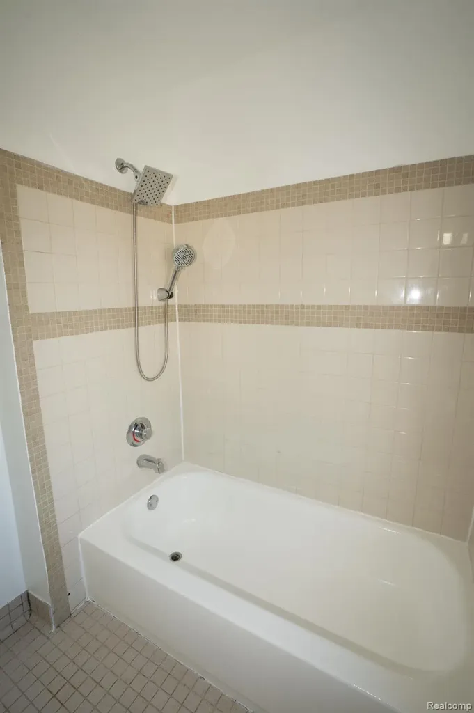 8726 Ford Avenue Warren City MI 48089