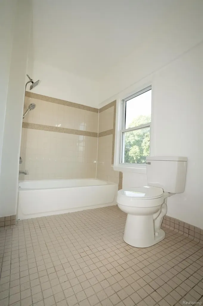 8726 Ford Avenue Warren City MI 48089