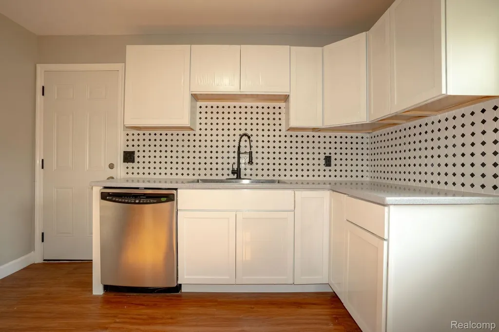 8726 Ford Avenue Warren City MI 48089