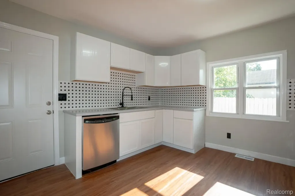 8726 Ford Avenue Warren City MI 48089
