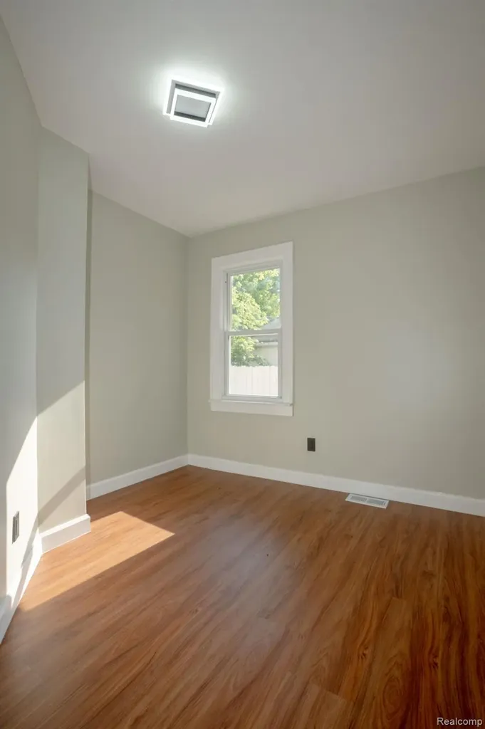8726 Ford Avenue Warren City MI 48089