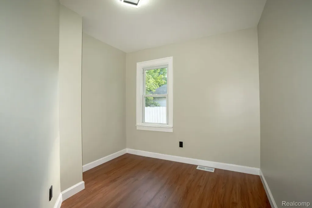 8726 Ford Avenue Warren City MI 48089