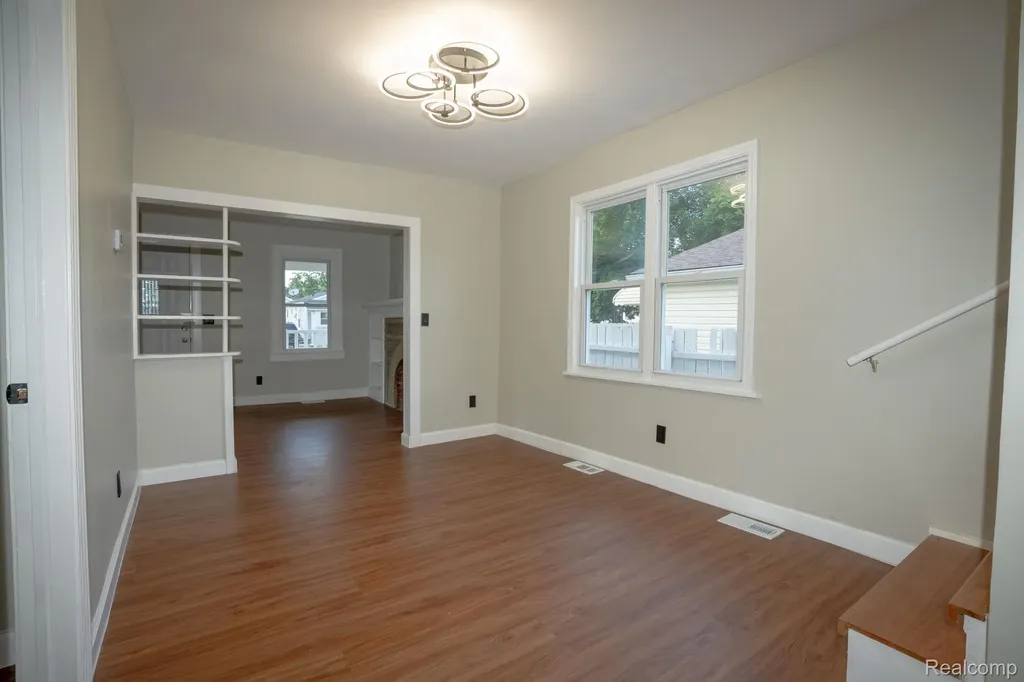 8726 Ford Avenue Warren City MI 48089