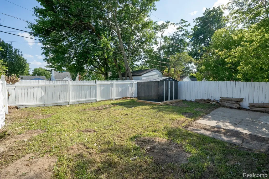 8726 Ford Avenue Warren City MI 48089