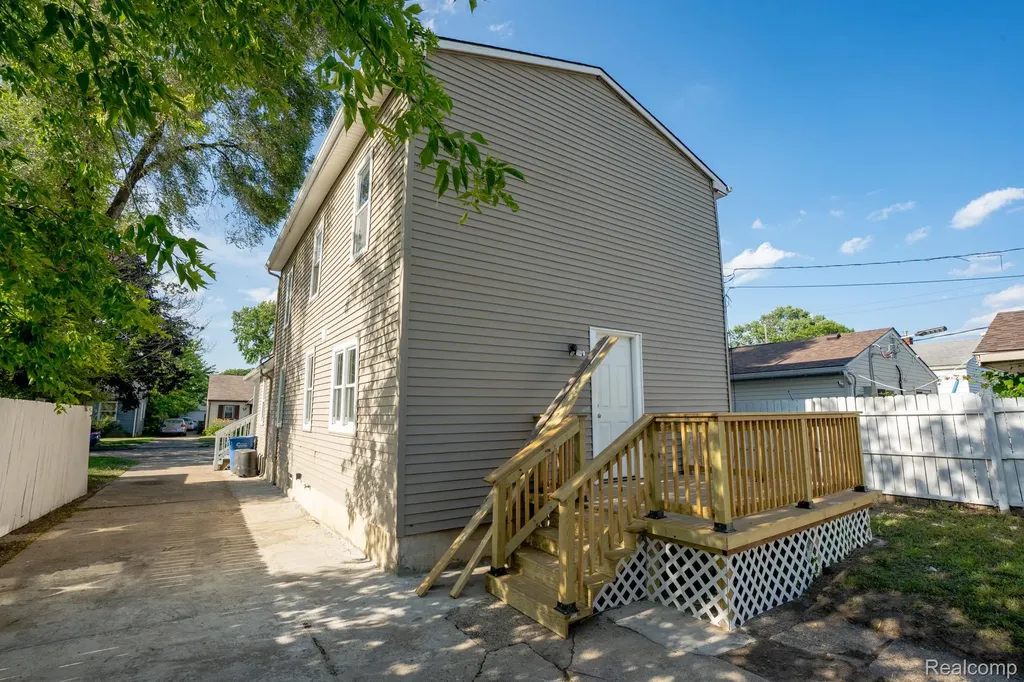 8726 Ford Avenue Warren City MI 48089