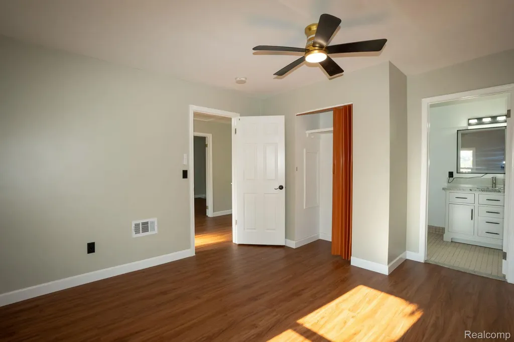 8726 Ford Avenue Warren City MI 48089