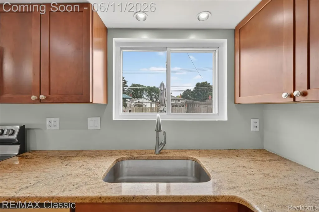 32448 Washington Street Livonia City MI 48150