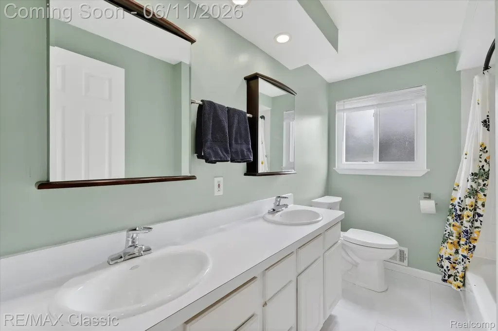 32448 Washington Street Livonia City MI 48150