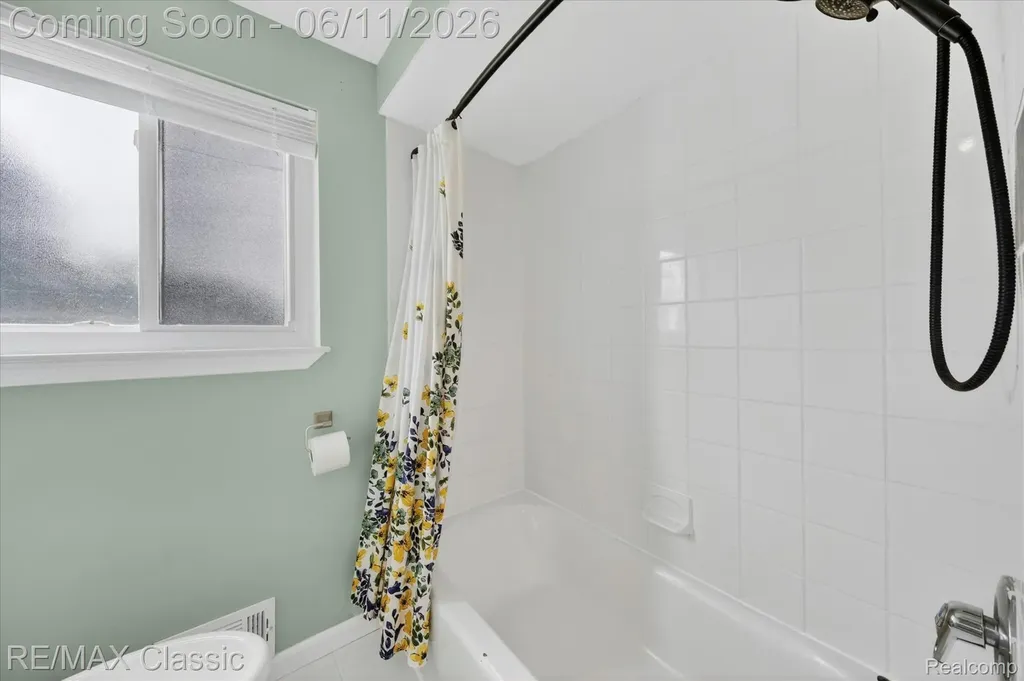 32448 Washington Street Livonia City MI 48150