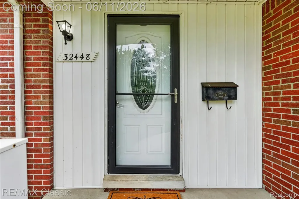 32448 Washington Street Livonia City MI 48150