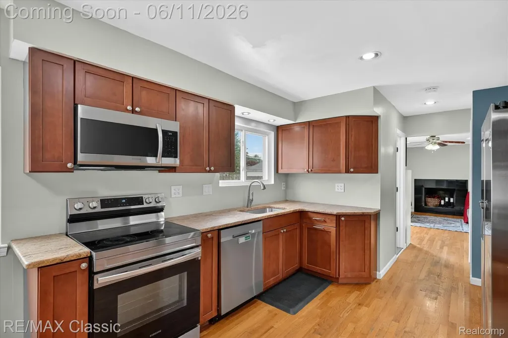 32448 Washington Street Livonia City MI 48150