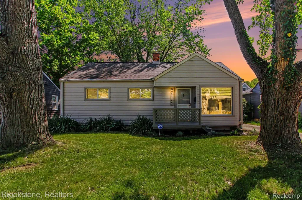 4142 Royal Avenue Berkley City MI 48072
