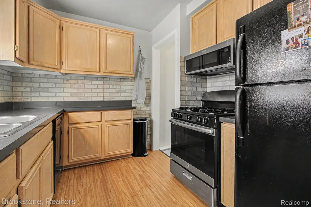 4142 Royal Avenue Berkley City MI 48072