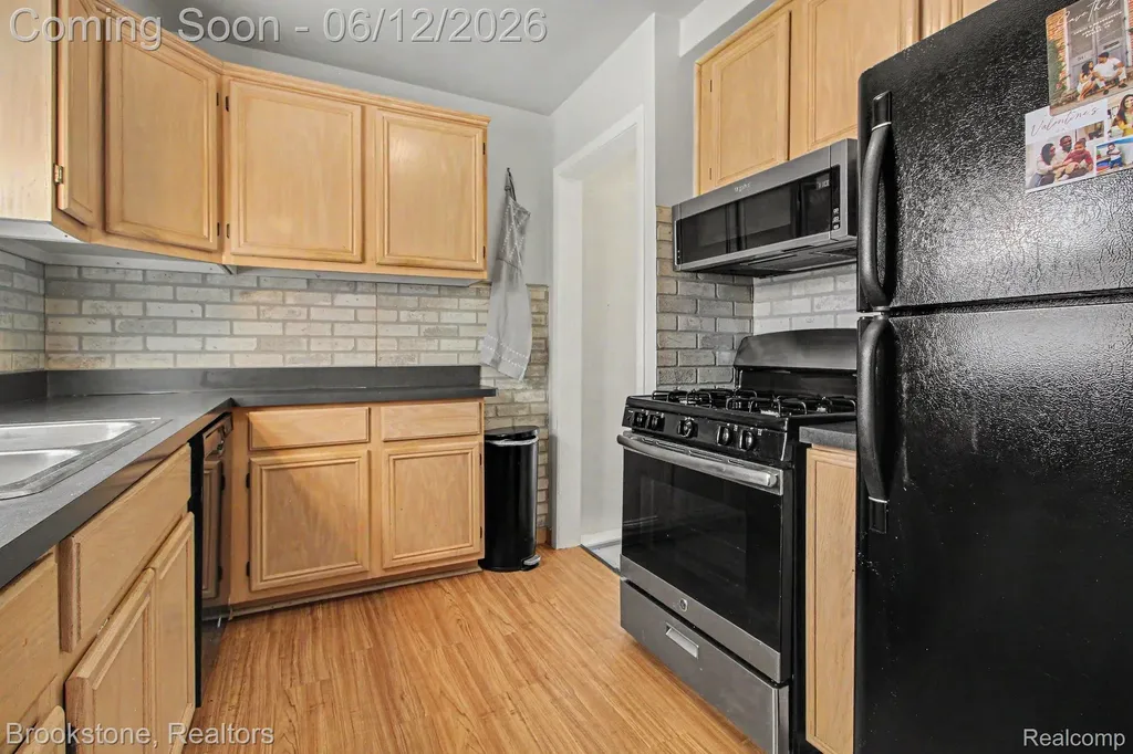 4142 Royal Avenue Berkley City MI 48072