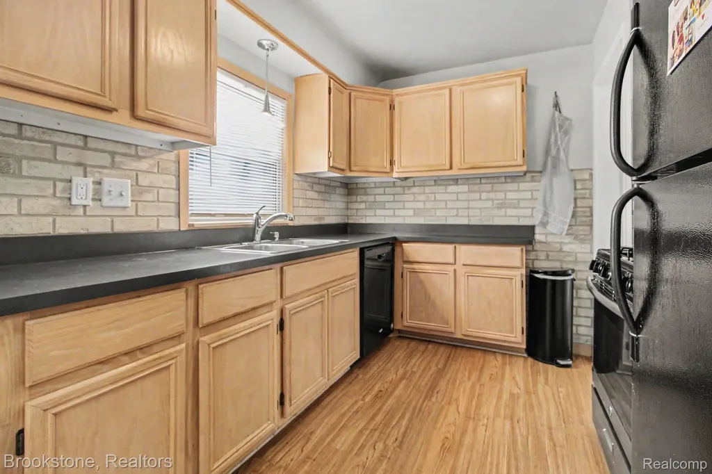 4142 Royal Avenue Berkley City MI 48072