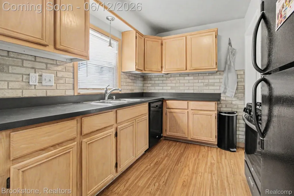4142 Royal Avenue Berkley City MI 48072