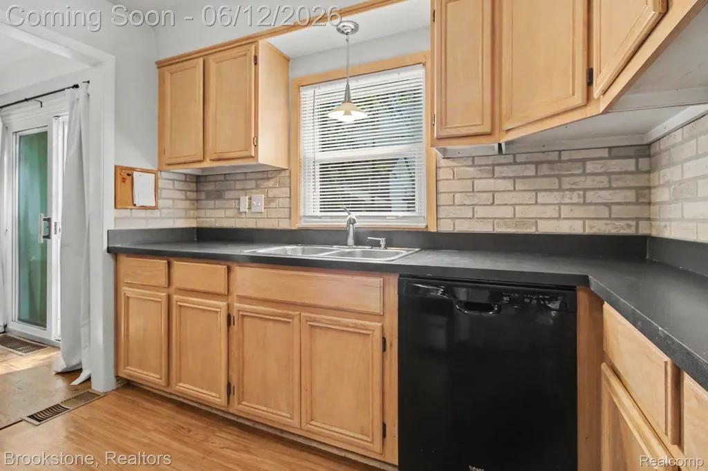 4142 Royal Avenue Berkley City MI 48072