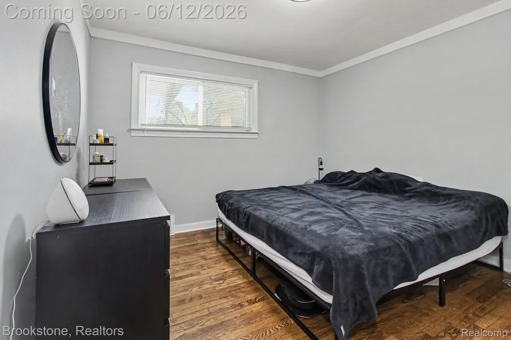 4142 Royal Avenue Berkley City MI 48072
