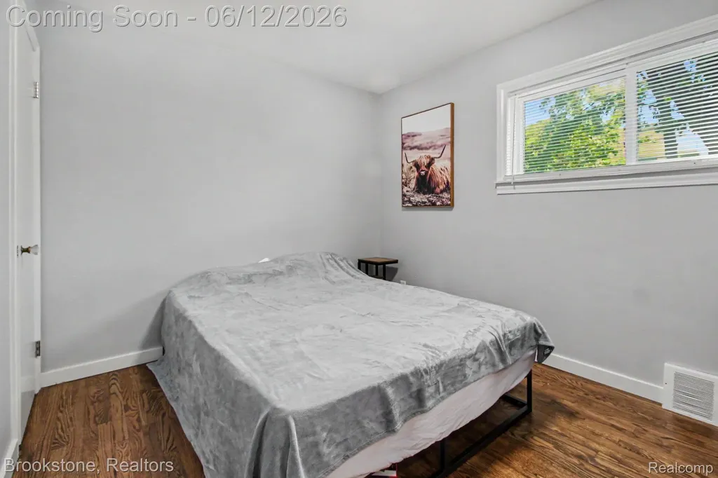 4142 Royal Avenue Berkley City MI 48072