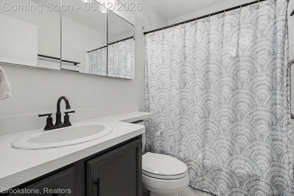 4142 Royal Avenue Berkley City MI 48072