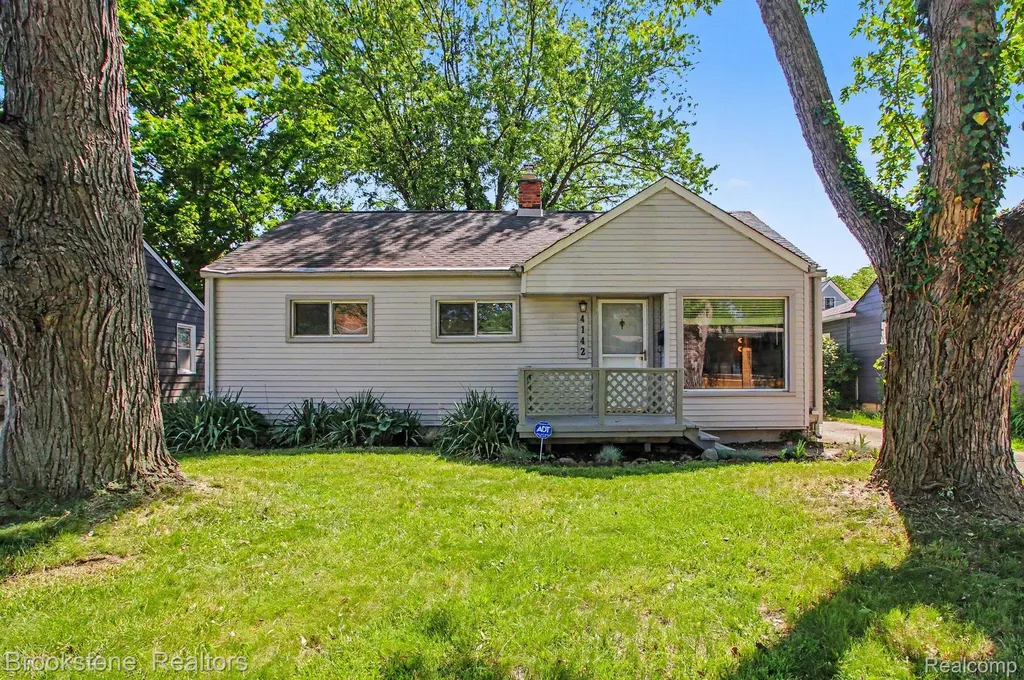 4142 Royal Avenue Berkley City MI 48072