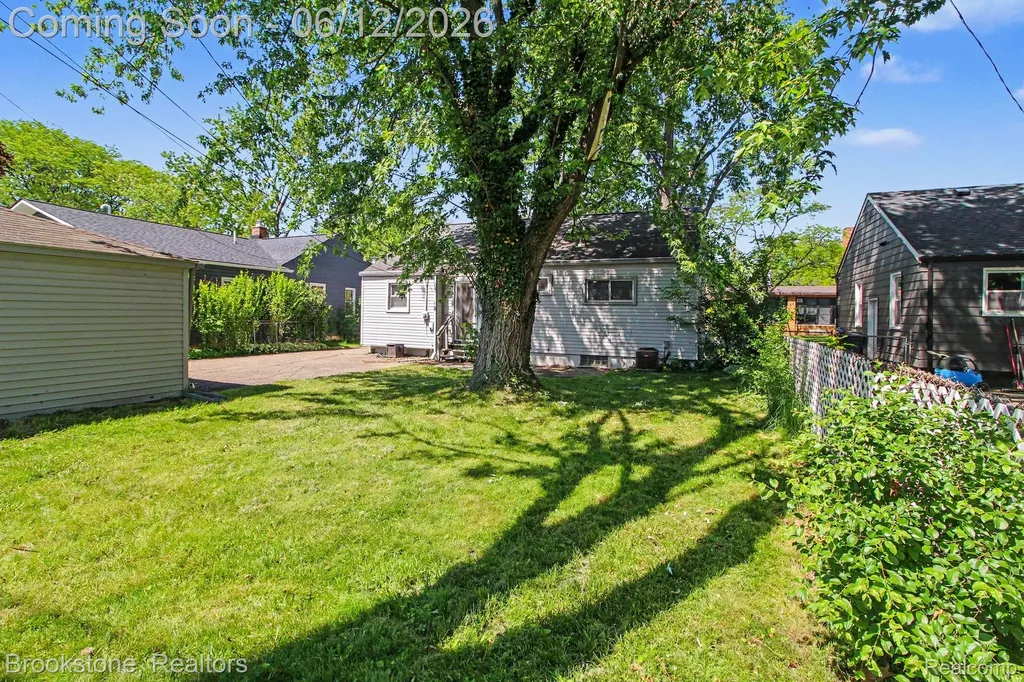 4142 Royal Avenue Berkley City MI 48072