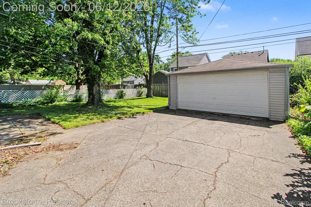4142 Royal Avenue Berkley City MI 48072