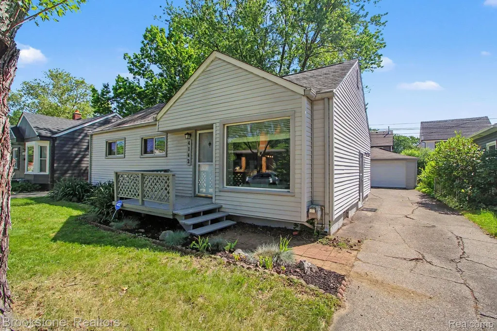 4142 Royal Avenue Berkley City MI 48072