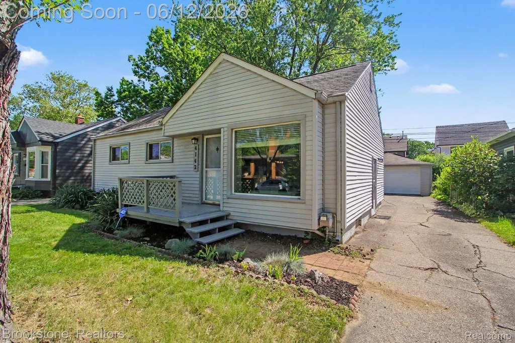 4142 Royal Avenue Berkley City MI 48072