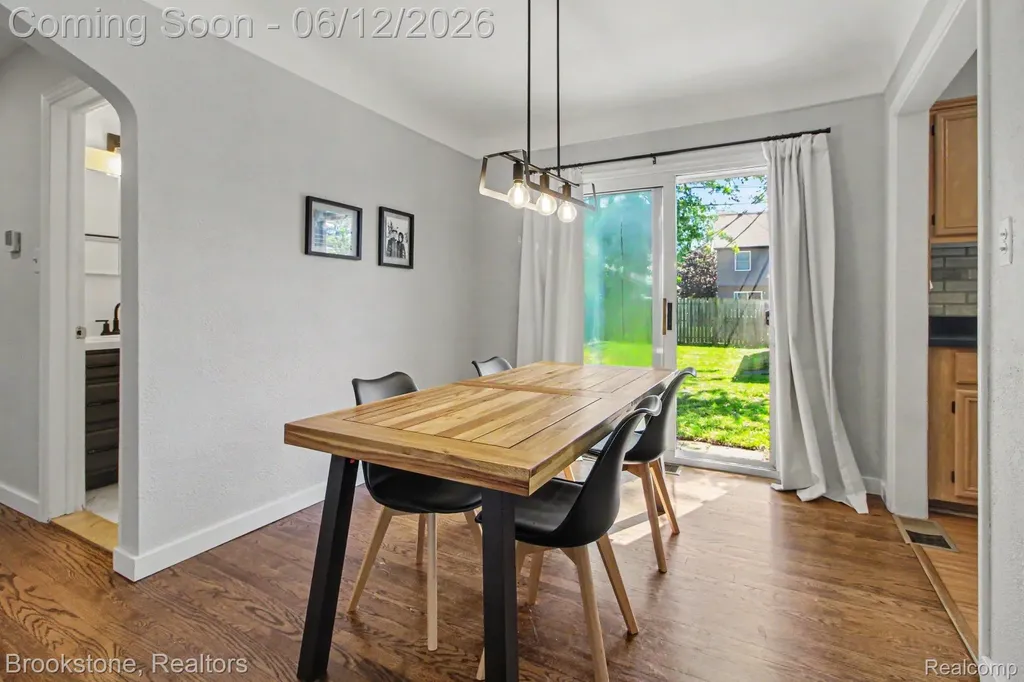 4142 Royal Avenue Berkley City MI 48072
