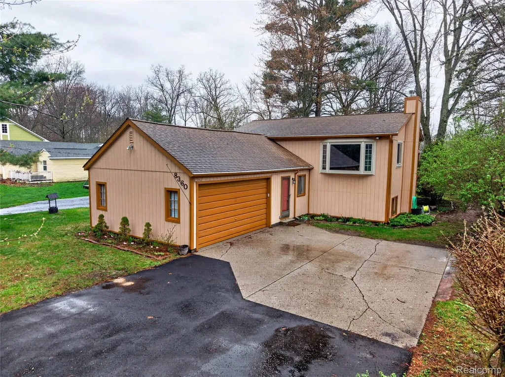 8360 Arlis Street Commerce Charter Township MI 48382
