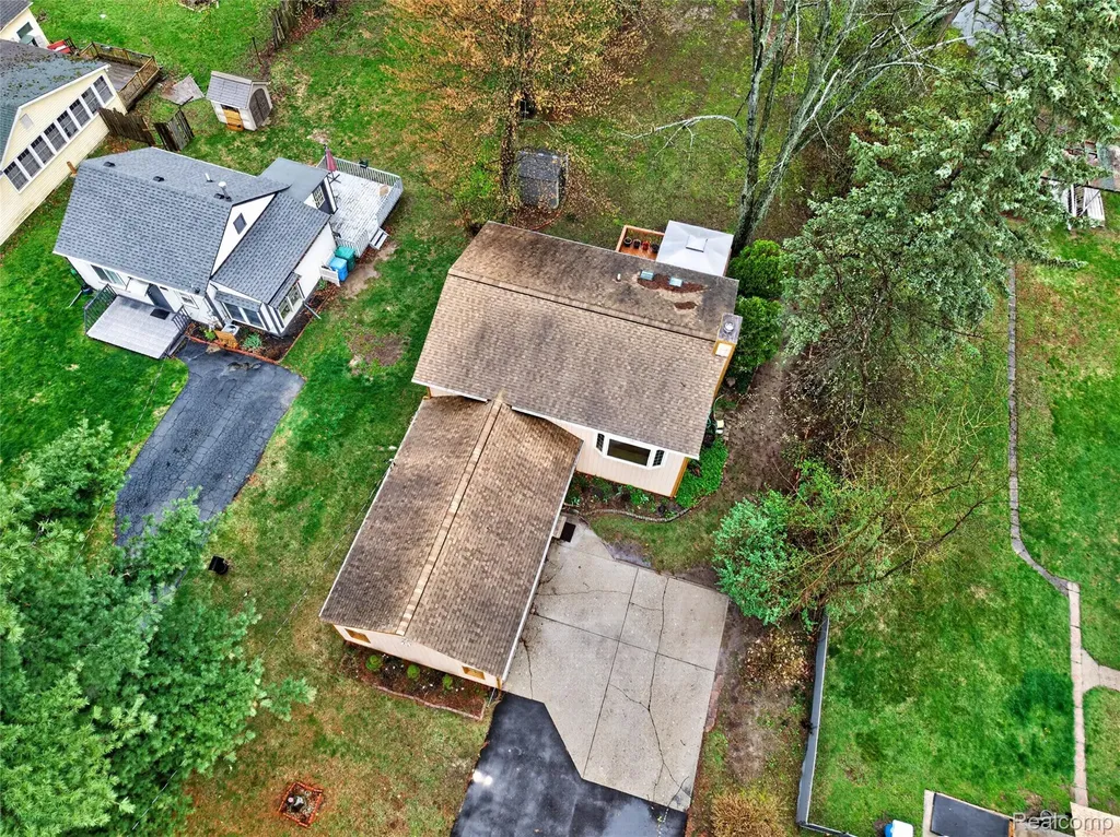 8360 Arlis Street Commerce Charter Township MI 48382