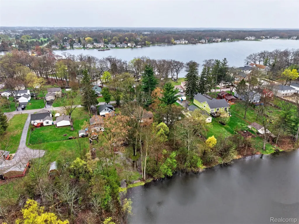 8360 Arlis Street Commerce Charter Township MI 48382