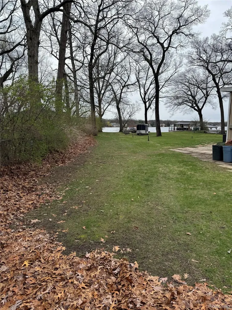 8360 Arlis Street Commerce Charter Township MI 48382