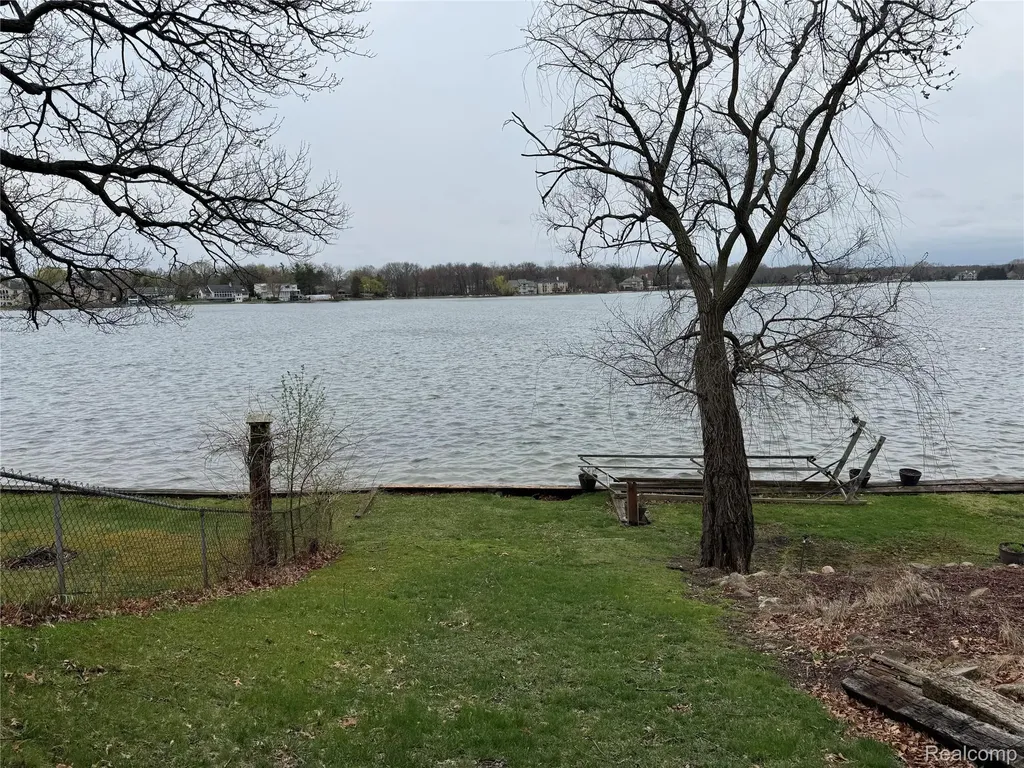 8360 Arlis Street Commerce Charter Township MI 48382