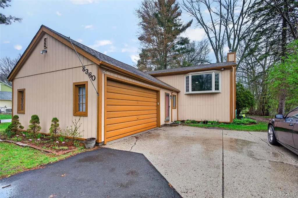 8360 Arlis Street Commerce Charter Township MI 48382