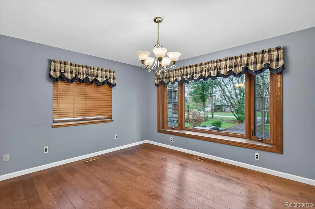 8360 Arlis Street Commerce Charter Township MI 48382
