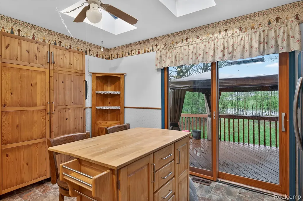 8360 Arlis Street Commerce Charter Township MI 48382