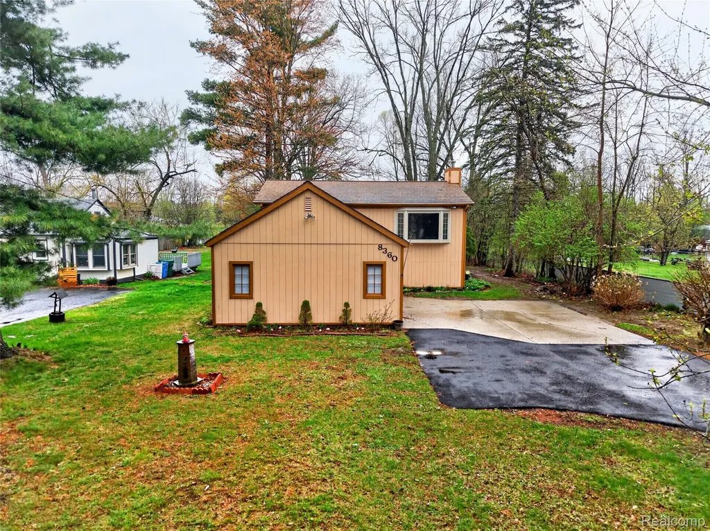 8360 Arlis Street Commerce Charter Township MI 48382