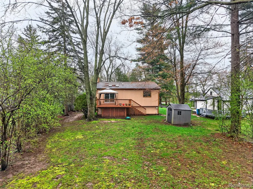 8360 Arlis Street Commerce Charter Township MI 48382