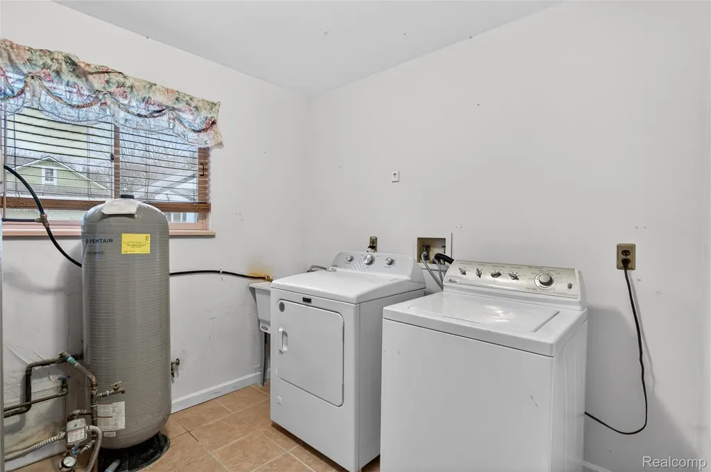 8360 Arlis Street Commerce Charter Township MI 48382