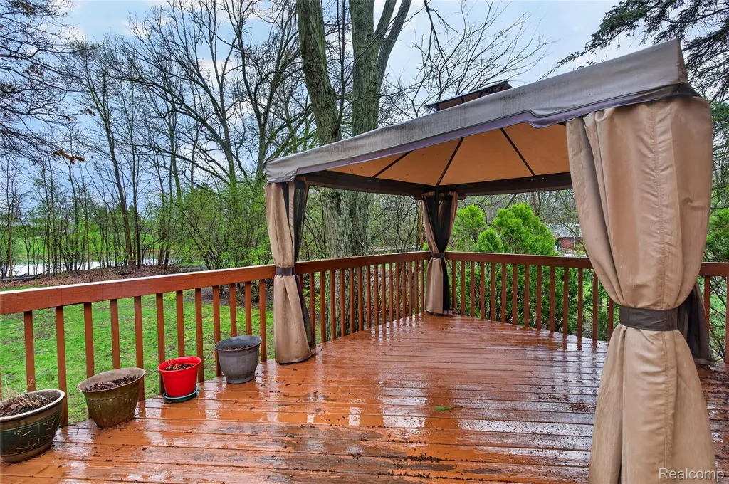 8360 Arlis Street Commerce Charter Township MI 48382