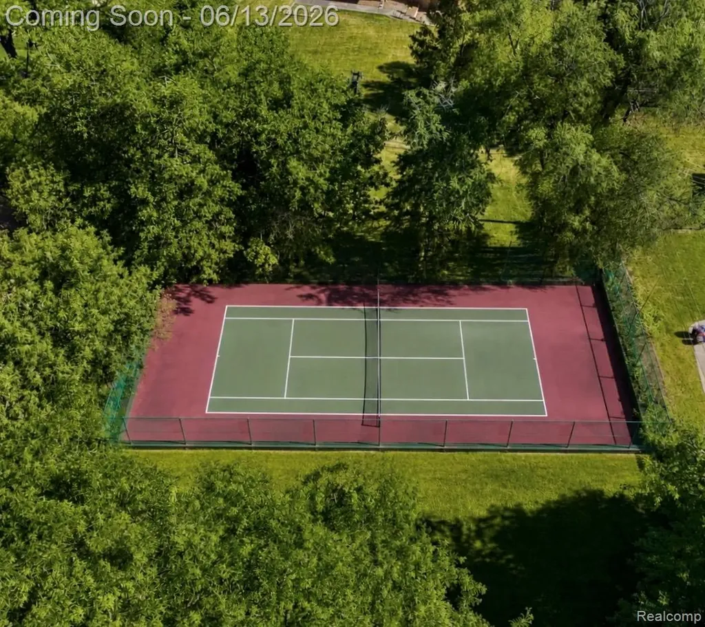 28700 W 14 Mile Road West Bloomfield Charter Township MI 48322