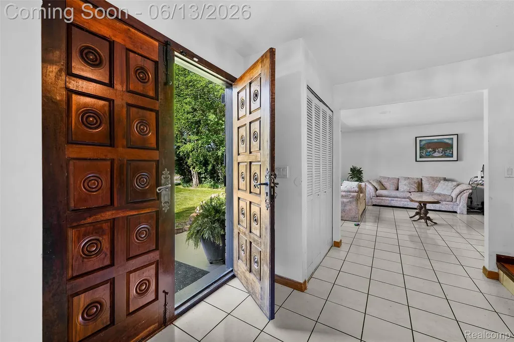 28700 W 14 Mile Road West Bloomfield Charter Township MI 48322