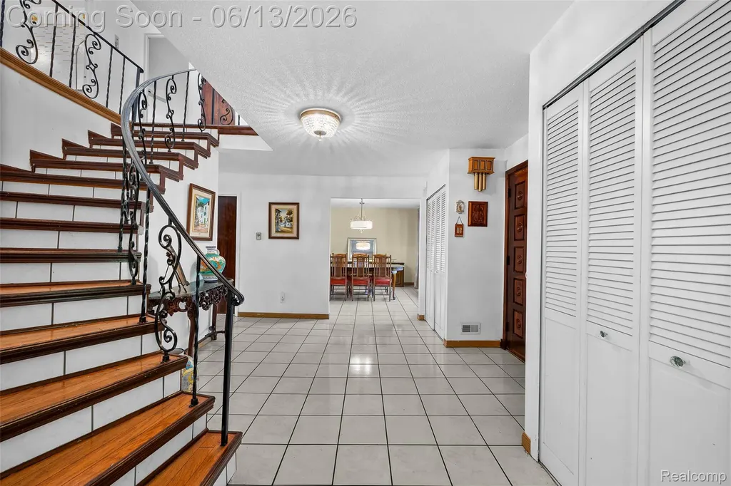 28700 W 14 Mile Road West Bloomfield Charter Township MI 48322