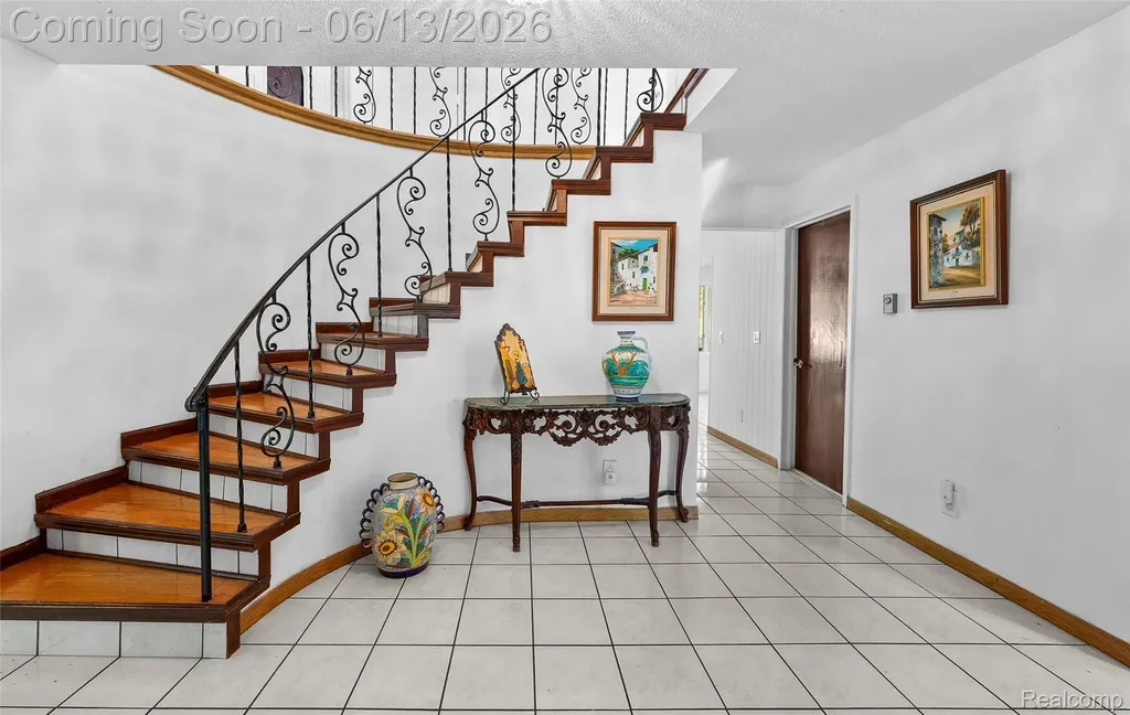 28700 W 14 Mile Road West Bloomfield Charter Township MI 48322