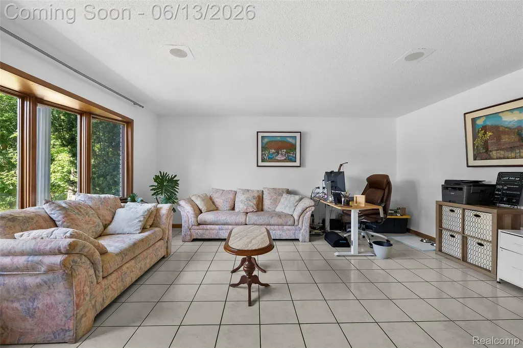 28700 W 14 Mile Road West Bloomfield Charter Township MI 48322